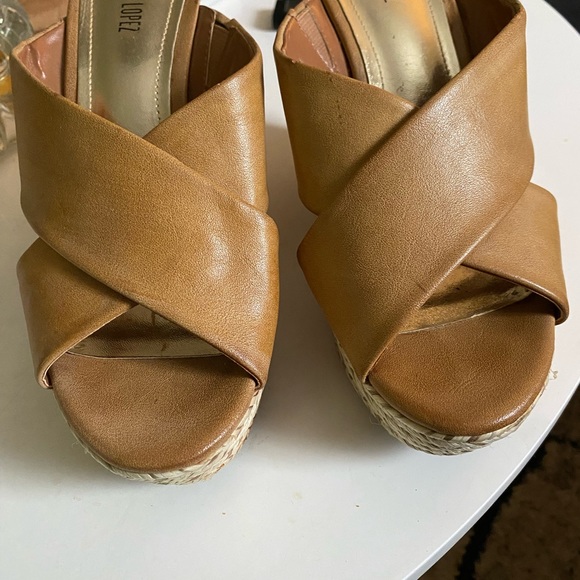 Size 8, like new, Jennifer Lopez wedges - Picture 4 of 4